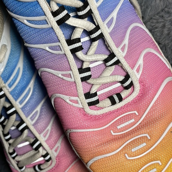 Nike Rainbow Vapor Max. Size 7.5 in Women. Very good for running or style - Picture 3 of 4